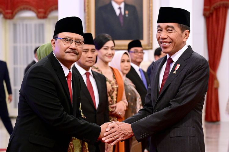 Presiden Joko Widodo (Jokowi) melantik Saifullah Yusuf sebagai Menteri Sosial (Mensos) di Istana Negara, Rabu (11/9/2024). 