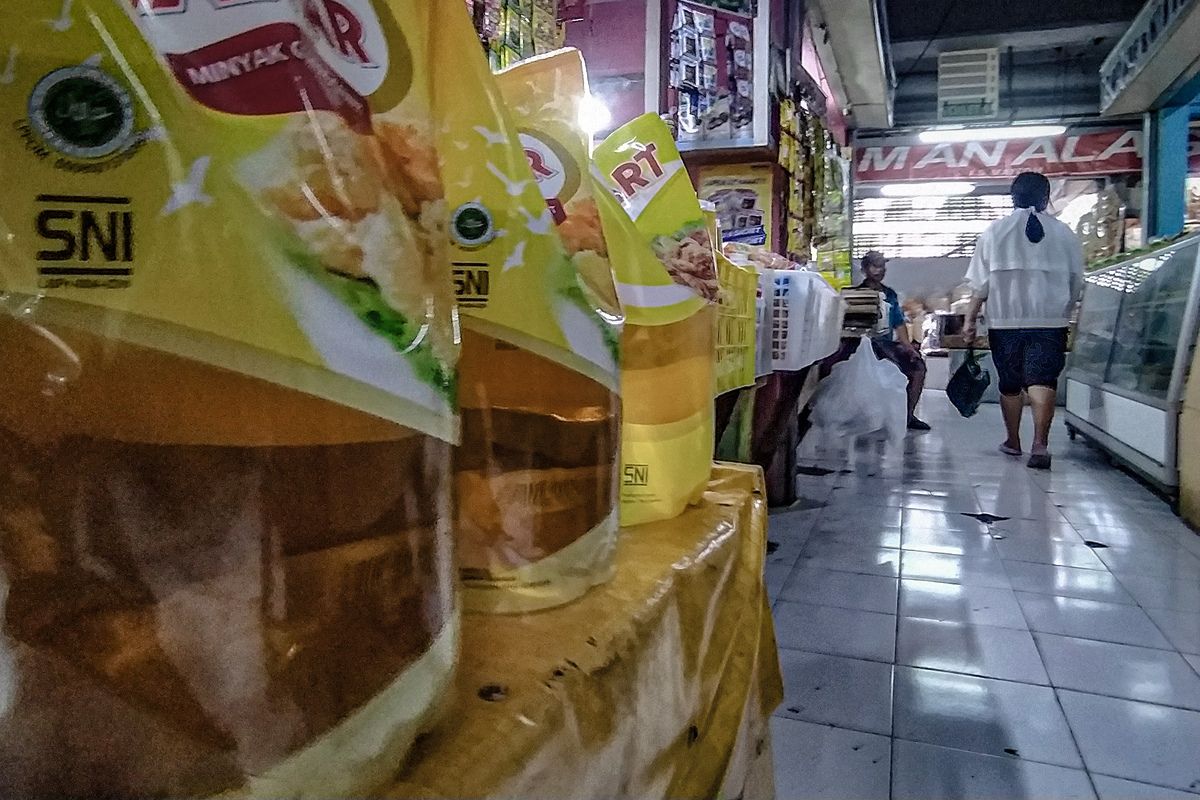 Salah satu jongko minyak goreng di Pasar Kosambi, Kota Bandung, Selasa (21/2/2023).