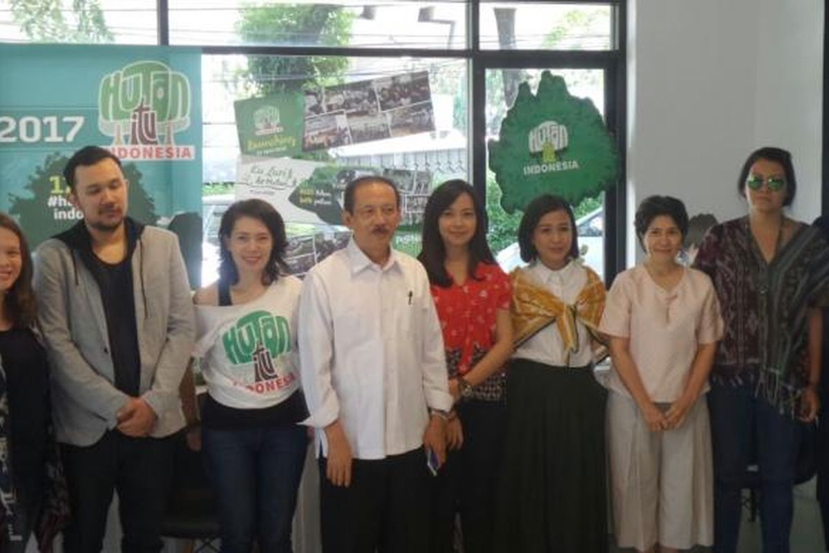 Musisi dan penggerak program Musika Foresta yang diinisiasikan oleh gerakan bernama Hutan itu Indonesia diabadikan di Almond Zuchini, Kebayoran Lama, Jakarta Selatan, Kamis (19/1/2017).