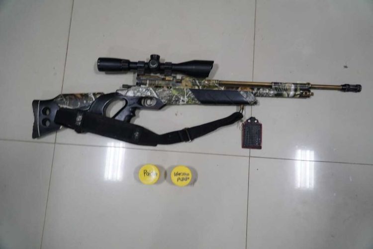 Barang bukti sepucuk senapan angin berikut dengan peluru disita polisi dari tersangka RP, yang menembak tiga orang korban pada bentrokan dua kelompok tani di Desa Sontang, Kecamatan Bonai Darussalam, Kabupaten Rohul, Riau, Kamis (28/1/2021).
