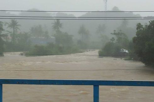 Hujan Sejak Siang, Kota Padang Digenangi Banjir hingga 50 Cm