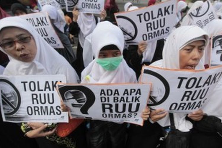 Massa Hizbut Tahrir Indonesia (HTI) Jawa Barat membentangkan poster menolak Rancangan Undang-Undang (RUU) tentang Organisasi Masyarakat (Ormas) dalam unjuk rasa damai di depan Gedung Sate, Jalan Diponegoro, Kota Bandung, Kamis (11/4/2013). Menurut mereka RUU Ormas ini berpotensi sangat besar membungkam sikap kritis masyarakat terhadap pemerintah dengan berbagai dalih. 