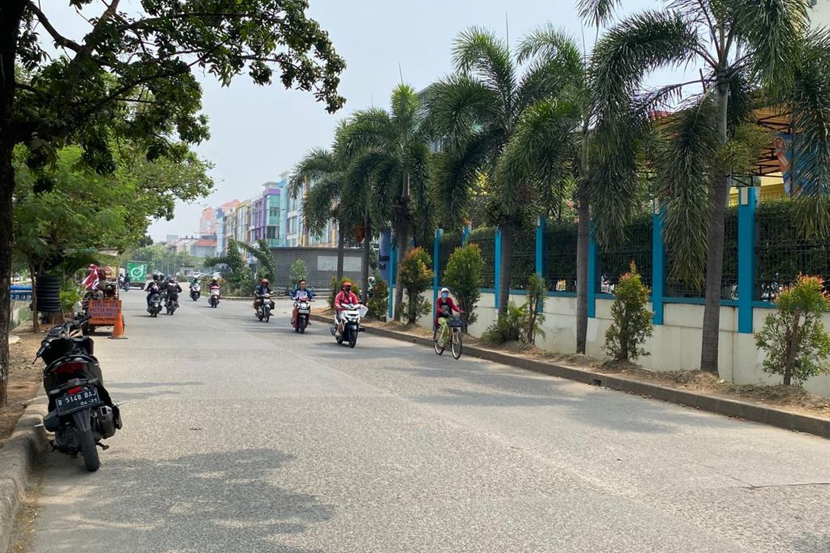 Lokasi kejadian kecelakaan yang menyebabkan satu orang tewas di Jalan Malibu Raya, Cengkareng, Jakarta Barat, Kamis (27/7/2023). 