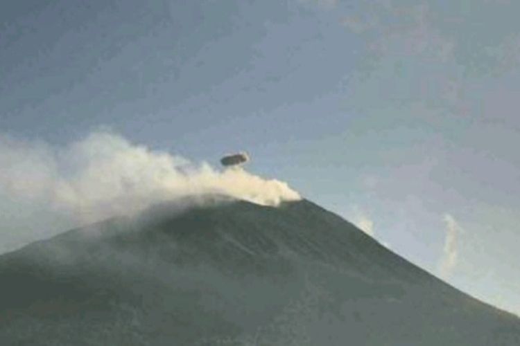 Foto: Gunung api Ili Lewotolok, Kabupaten Lembata, NTT, meletus, Jumat (1/4/2022) siang. 