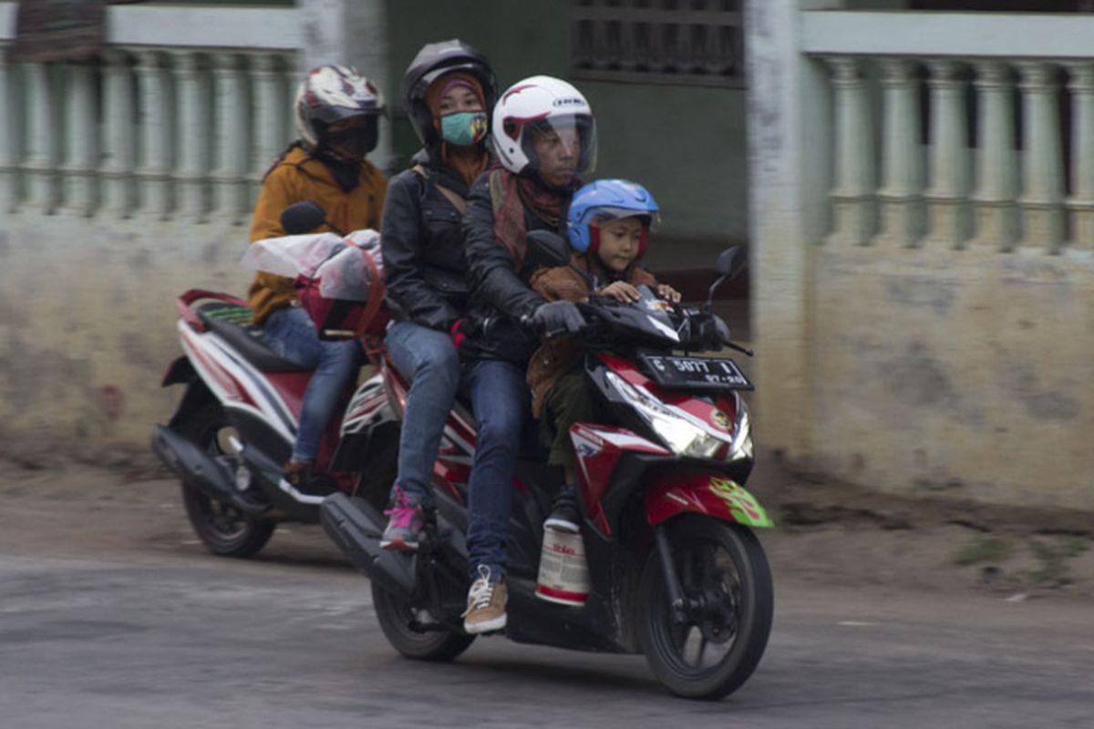 Pemudik motor mulai padati jalur Kalimalang menuju Bekasi, Kamis (22/6/2017)