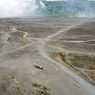 Belasan Ranjau Paku Tersebar di Lautan Pasir Gunung Bromo, Satu Jip Jadi Korban
