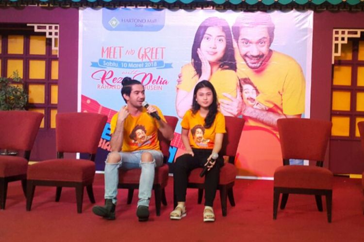 Aktor Reza Rahadian dan Delia Husein berbincang dalam meet and greet film yang diperaninya, Benyamin Biang Kerok di Hartono Mall Solo, Sabtu ( 10/3/2018) 