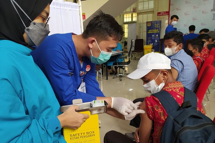 Vaksinasi Covid-19 terhadap pelajar di RSUD Margono Soekarjo Purwokerto, Kabupaten Banyumas, Jawa Tengah, Kamis (30/9/2021).