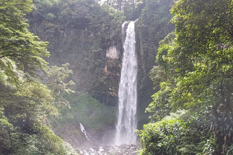 Keindahan panorama di air terjun Grojogan Sewu,Tawangmangu. Air terjun Grojogan Sewu memiliki ketinggian kurang lebih 81 meter.