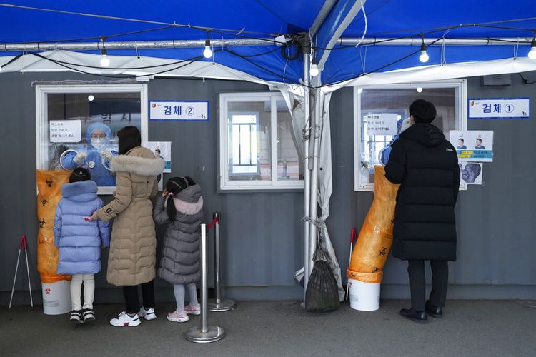 Petugas medis mengambil sampel hidung dari orang-orang di tempat pengujian virus corona darurat di Seoul, Korea Selatan, Selasa, 14 Desember 2021. 