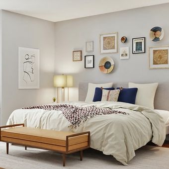 Hindari menempatkan tempat tidur menempel dengan dinding karena akan mengesankan ruangan yang lebih sempit. Letakkan di dinding utama kamar.