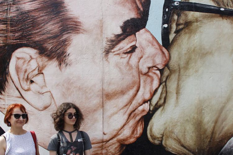 Tembok Berlin di Jerman, Kamis (21/6/2018), memiliki daya tarik menyedot wisatawan, terutama dari sisi sejarah maupun keberadaan mural Brezhnev-Honecker ini. 