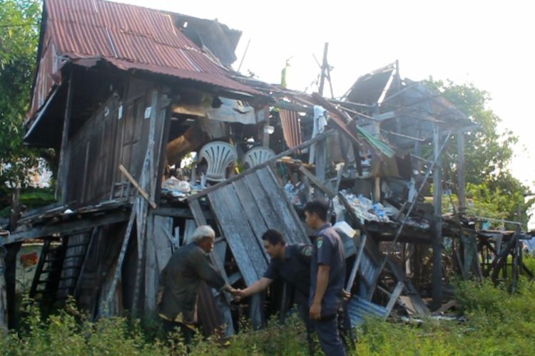 Potret Kemiskinan, Kakek Hamid di Kabupaten Barru Hidup di Rumah Reok Yang Porak Poranda Sebatang Kara