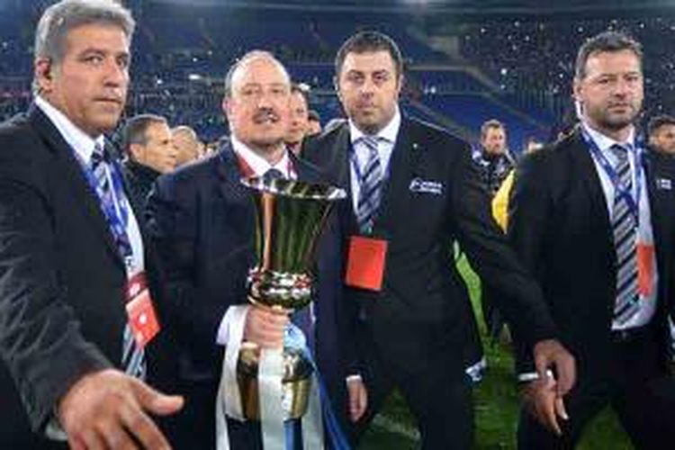 Pelatih Napoli, Rafael Benitez, memegang trofi Coppa Italia yang mereka raih setelah menang 3-1 atas Fiorentina di partai final, Sabtu (3/5/2014) di Olimpico.