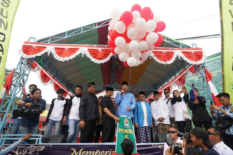 Calon gubernur Jawa Barat nomor urut 2, Tubagus Hasanuddin mengikuti kegiatan karnaval munggahan yang dilakukan di Kabupaten Cirebon, Jumat (11/5/2018) kemarin. 