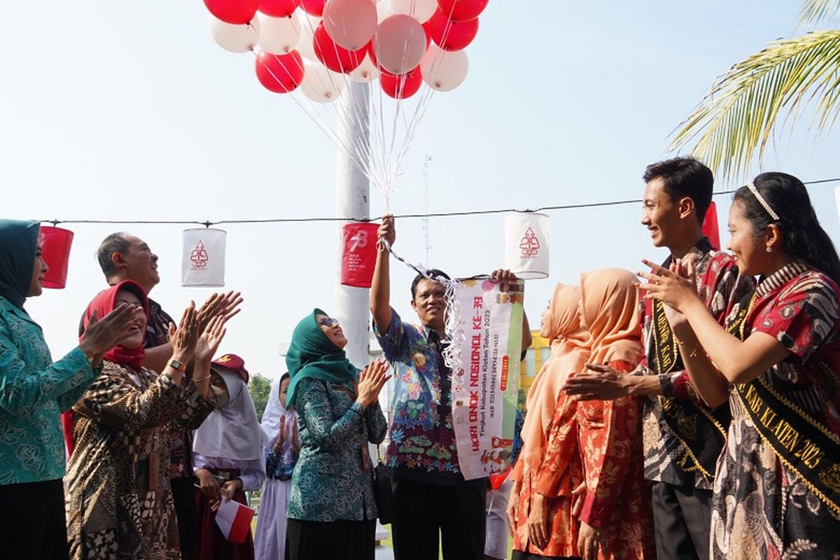 Puncak peringatan Hari Anak Nasional (HAN) ke-39 di Kabupaten Klaten ditandai dengan pelepasan balon merah putih oleh Wakil Bupati (Wabup) Klaten Yoga Hardaya, Selasa (25/7/2023). 