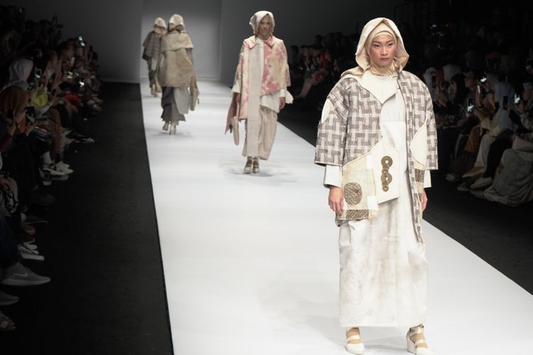 Koleksi busana rancangan desainer Lala Hanafi yang bertajuk Duichen di gelaran Jakarta Fashion Week 2020, Sabtu (26/10/2019).
