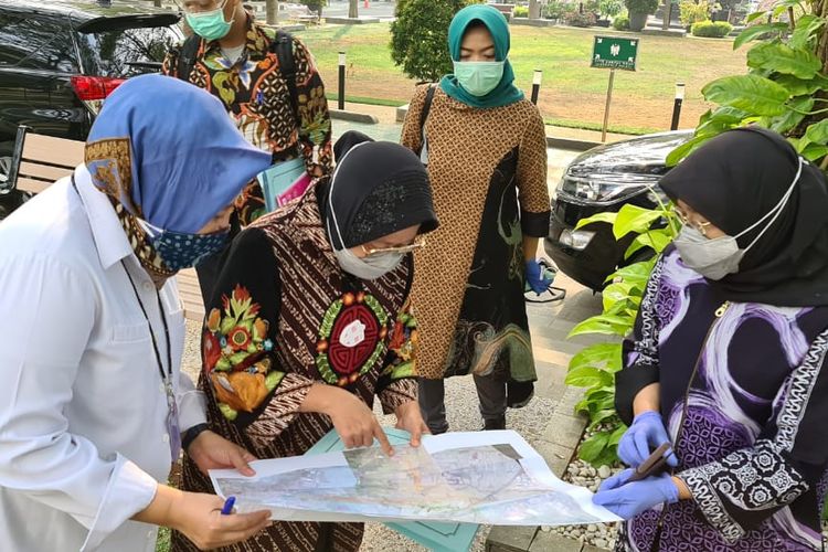 Wali Kota Surabaya Tri Rismaharini menunjukkan peta saat melakukan kunjungan ke Kementerian PUPR, Kamis (6/8/2020).