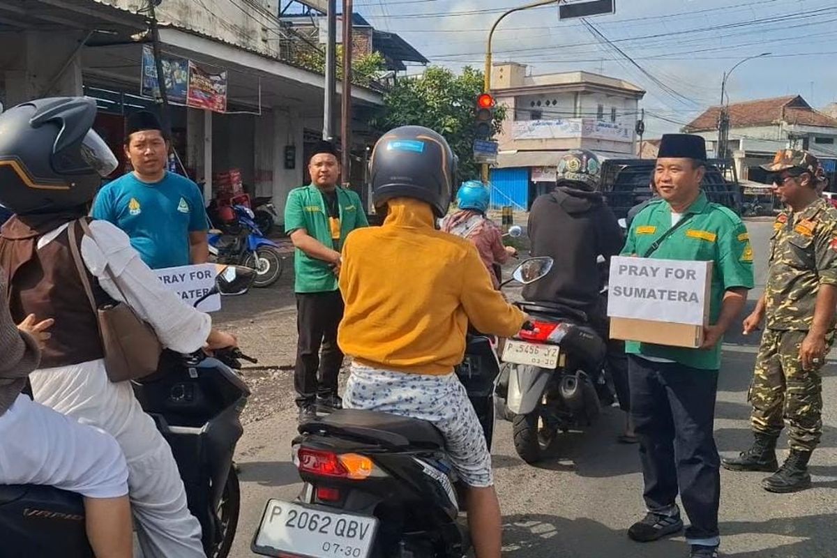Ansor Banyuwangi saat menggalang dana di masyarakat. 