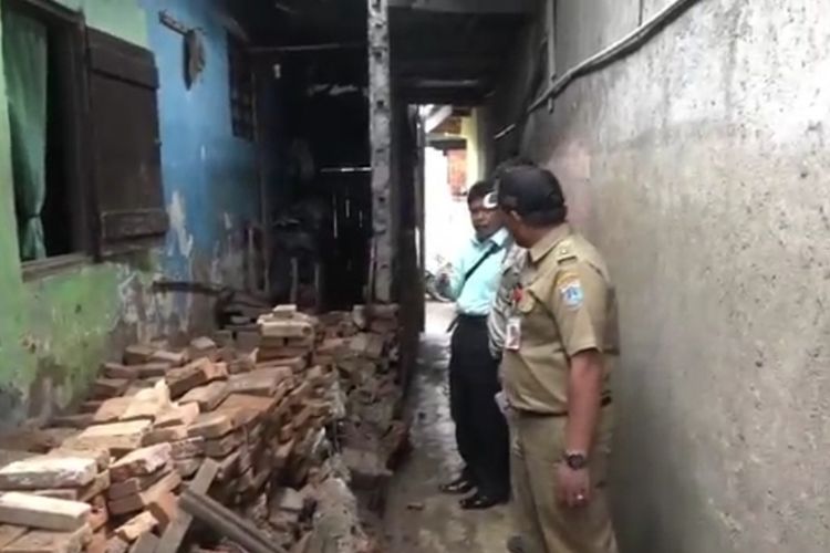 Rumah warga di Jalan Cililitan Kecil Tiga, Kramat Jati, Jakarta Timur, alami rusak berat, Senin (20/1/2020), akibat banjir pada awal tahun 2020 lalu.