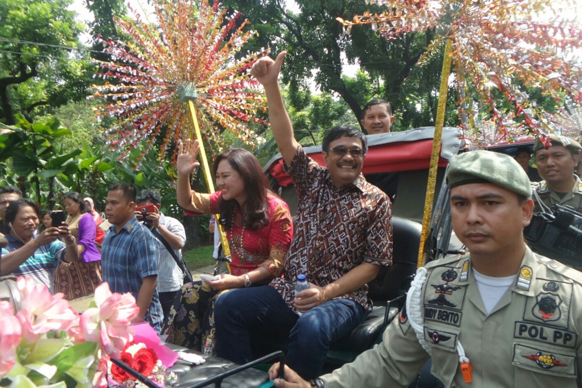 Mantan Gubernur DKI Jakarta Djarot Saiful Hidayat dan istrinya Happy Farida menaiki kereta kencana dalam acara pelepasan di Balai Kota DKI, Minggu (15/10/2017). 