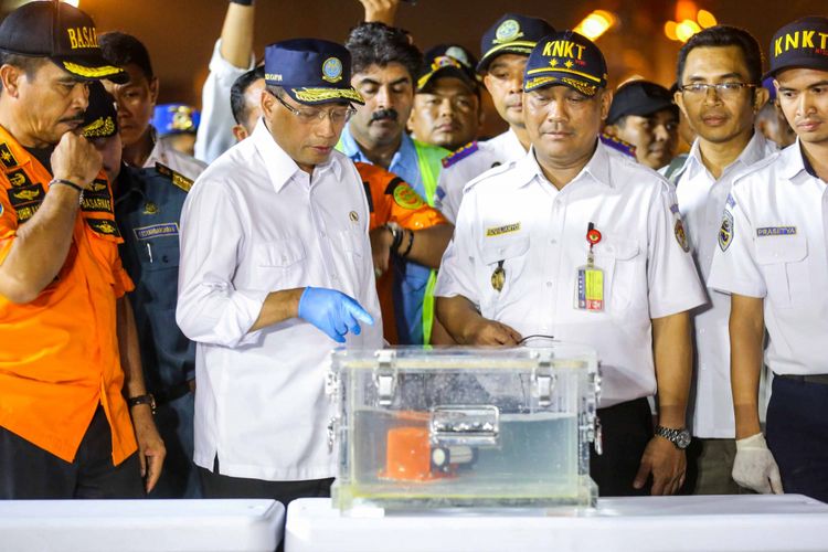 Menteri Perhubungan Budi Karya Sumadi dan Ketua KNKT Soerjanto Tjahjono saat memberikan keterangan pers penemuan Black box Lion Air JT 610 di Tanjung priuk JICT 2, Jakarta Utara, Kamis (1/11/2018). Black box ditemukan di lokasi berjarak 400 meter dari lokasi terakhir hilangnya Lion Air JT 610 dengan kedalaman 30 meter.