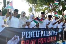 Turun ke Jalan, Bupati Banyuwangi Ikut Lambaikan Bendera Palestina