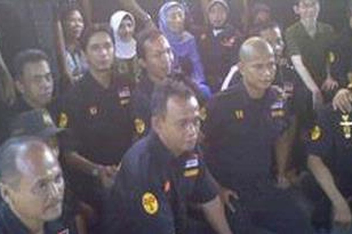 Ratusan relawan pendukung dua janda pejuang Roesmini (80) dan Soetarti menggelar doa bersama di Jalan Cipinang Jaya IIB, Jakarta Timur, Selasa (20/7/2010).