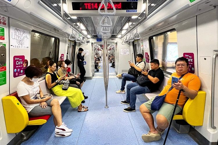 Warga Singapura akhirnya dapat melepaskan masker di transportasi umum seperti MRT mulai Senin (13/2/2023). Terlihat juga di foto warga yang tetap memilih memakai masker di dalam MRT jalur Thomson-East Coast yang sedang melintasi Stasiun Orchard.