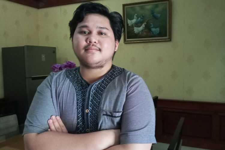 Ahmad Alghozi (22) pengembang aplikasi fightcovid19.id. Aplikasi ini bekerja menggunakan gelang khusus yang dikenakan semua orang yang masuk ke Bangka Belitung. Sehingga bisa memantau penyebaran Covid-19. 