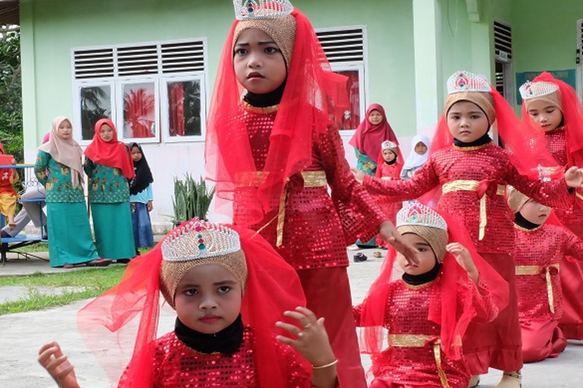 Sejumlah murid perempuan PAUD TK Permata membawakan tarian cindai.