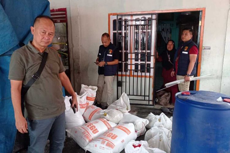 Polda Sumatera Selatan menyita sebanyak 200 kilogram mie kuning bercampur boraks dan formalin yang diproduksi di kota Lubuklinggau, pada Kamis (18/4/2024) kemarin.
