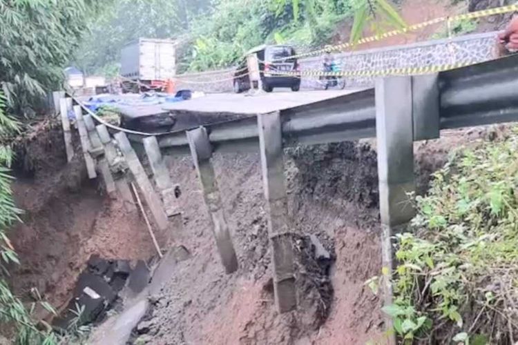 Jalan nasional yang menghubungkan Tegal-Cilacap di Desa Windunegara, Kecamatan Wangon, Kabupaten Banyumas, Jawa Tengah, tergerus longsor