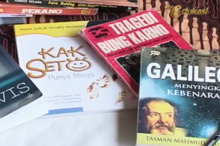 Contoh dari buku nonfiksi adalah biografi dan autobiografi perbedaan keduanya terletak pada