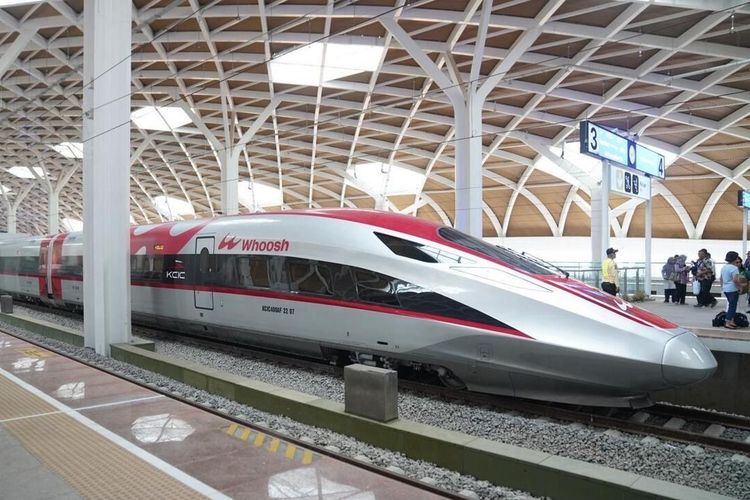 Pengamat ekonomi sebut pembayaran utang kereta cepat tidak seharusnya dibebankan kepada APBN.