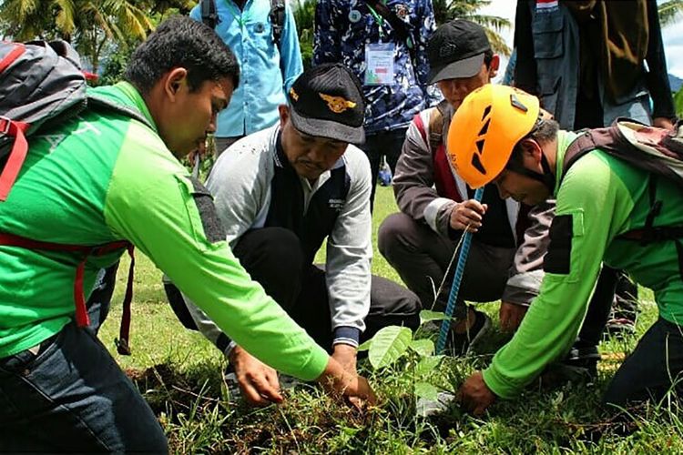 Kemeriahan acara penanaman pohon di Perkemahan Padang Besi, Lubuk Kilangan, oleh Dompet Dhuafa Volunteer Sumatera Barat, akhir pekan lalu. Kegiatan tersebut turut melibatkan Muspika setempat.