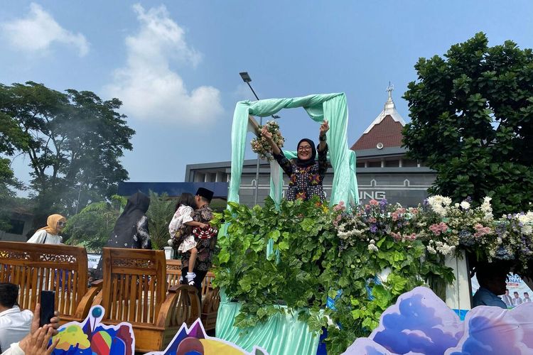 Bupati Lebak Iti Octavia Jayabaya saat arak-arakan pelepasan dirinya sebagai bupati di Rangkasbitung, Jumat (3/11/2023).