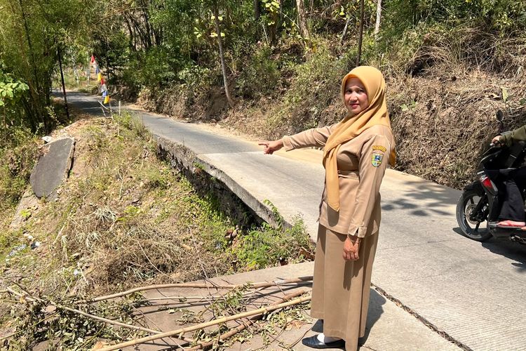 Hampir Separuh Badan Jalan Ambrol Tergerus Longsor, Warga Clapar Kebumen Waswas Melintas