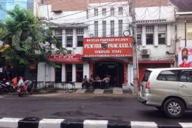 Polisi masih melakukan penjagaan di kantor MPW PP Sumatera Utara di Jalan Thamrin Medan pasca bentrokan