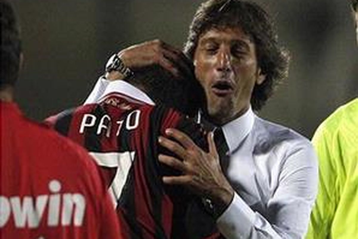 Pelatih AC Milan, Leonardo, memeluk Alexandre Pato.