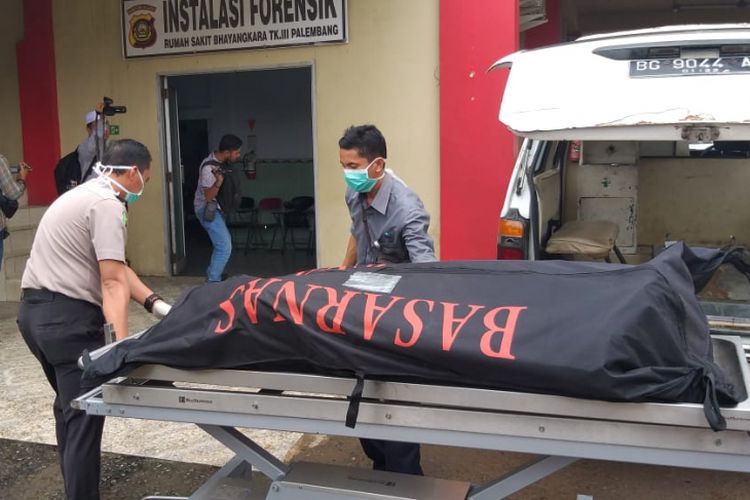 Jenazah Febrianto alias Ebit (38) ketika berada di Rumah Sakit (RS) Bhayangkara Palembang, Sumatera Selatan, Selasa (12/2/2019). Ebit sebelumnya bunuh diri dengan melompat diatas jembatan Kertapati usai membunuh istrinya sendiri.