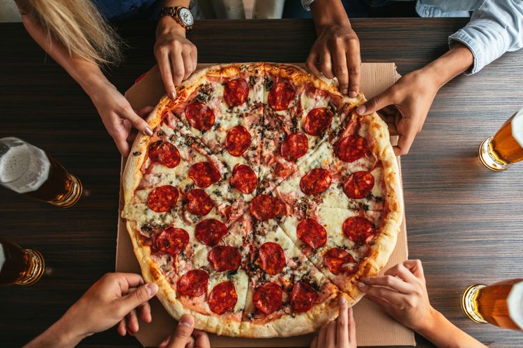 Ilustrasi makan pizza khas Italia bersama teman.