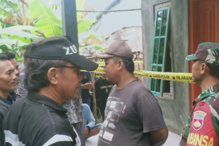 Warga dan aparat berada di TKP pembunuhan seorang suami terhadap istrinya di Desa Rengasbandung, Kecamatan Jatibarang, Kabupaten Brebes, Jawa Tengah, Jumat (27/1/2023). (Istimewa)