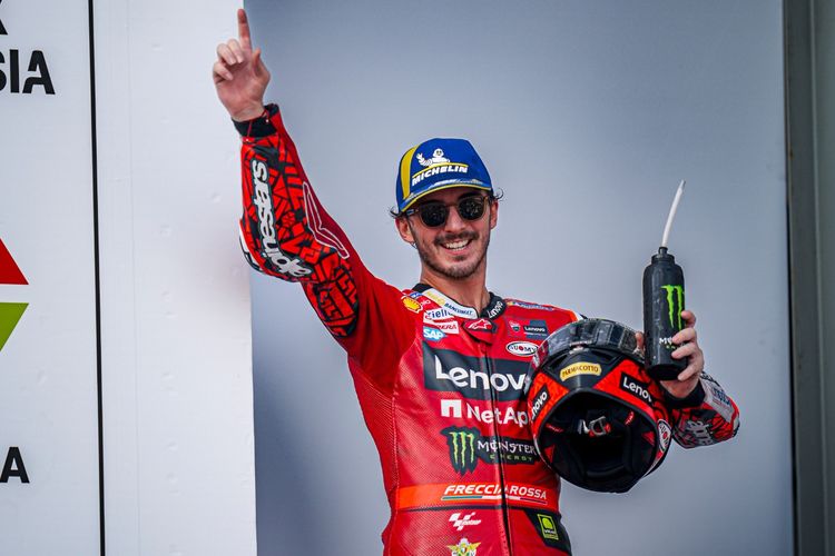 Pebalap Ducati Lenovo, Francesco Pecco Bagnaia, memasuki podium setelah keluar sebagai juara pada MotoGP Indonesia 2023, Minggu (15/10/2023). Terkini, Bagnaia berpotensi mengunci gelar juara MotoGP 2023 pada balapan utama GP Valencia 2023.