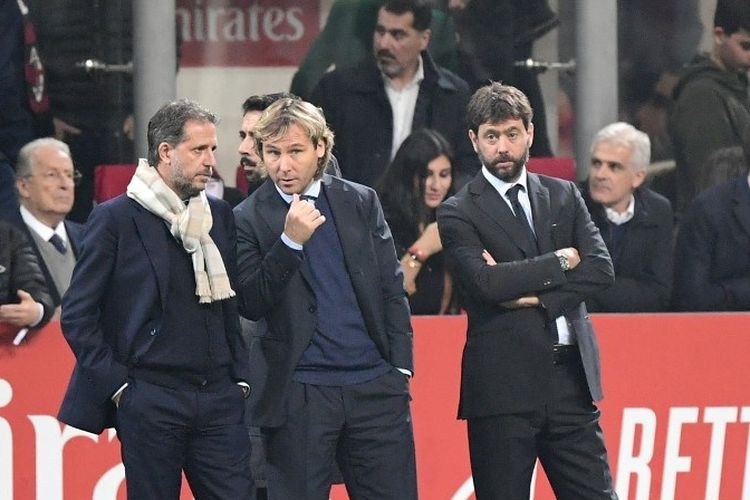 Dari kiri ke kanan: Fabio Paratici (Direktur sepak bola Juventus), Pavel Nedved (wakil presiden Juventus), dan Andrea Agnelli (presiden Juventus) berbicara di pinggir lapangan sebelum laga kontra AC Milan di Stadion San Siro, Milan, pada 11 November 2018.