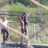 Viral, Video 2 Pria Selamatkan Wanita yang Hendak Lompat dari Jembatan Gantung di Kupang