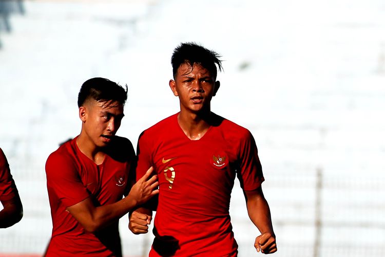 Striker Timnas Indonesia U-19, Saddam Emiruddin (kanan).