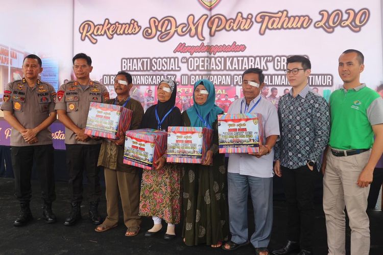 Dalam rangka rapat kerja teknis (Rakernis) Sumber Daya Manusia (SDM) tahun 2020, Polri bersama Sido Muncul menyelenggarakan bakti sosial operasi katarak di Kota Balikpapan, Kalimantan Timur, Jumat (6/3/2020).
