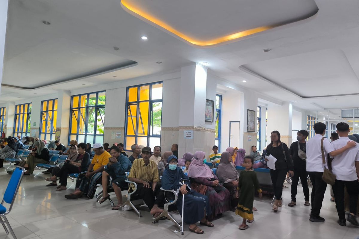Pengunjung Rumah Sakit Bina Sehat (RSBS) Jember sedang mengantre.