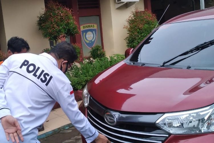 Kanit Reskrim Polsek Panakkukang Iptu Iqbal (putih) bersama tersangka pencurian mobil tetangga saat memperlihatkan barang bukti di Mapolsek Panakkukang, Makassar, Sebin (1/2/2021).